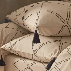 Fantasie Bedlinnen|Vlak Laken<Blancheporte Bedlinnen Massai, in katoen met grafische motieven, afgewerkt met pompons beige