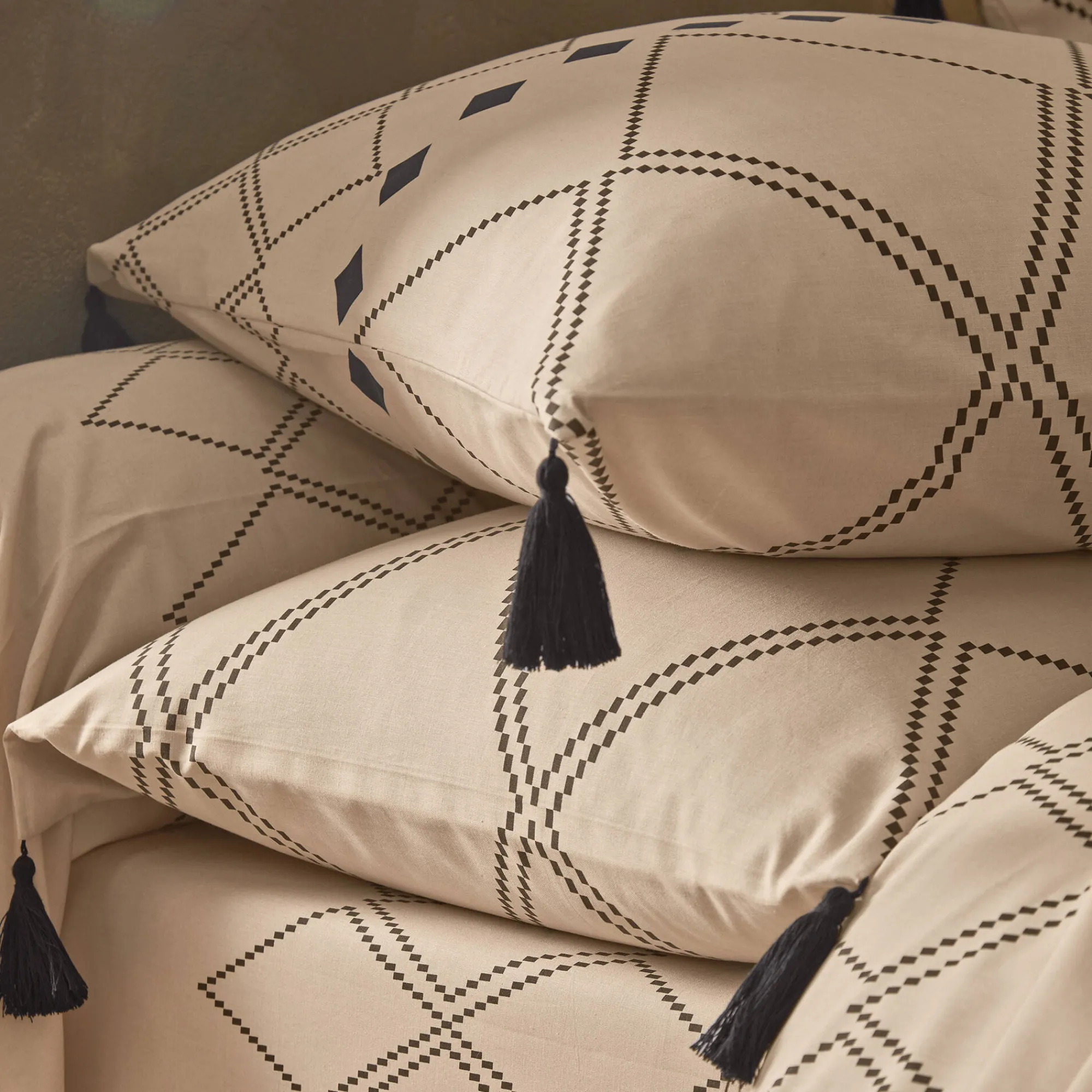 Fantasie Bedlinnen|Vlak Laken<Blancheporte Bedlinnen Massai, in katoen met grafische motieven, afgewerkt met pompons beige