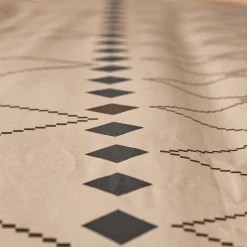 Fantasie Bedlinnen|Vlak Laken<Blancheporte Bedlinnen Massai, in katoen met grafische motieven, afgewerkt met pompons beige