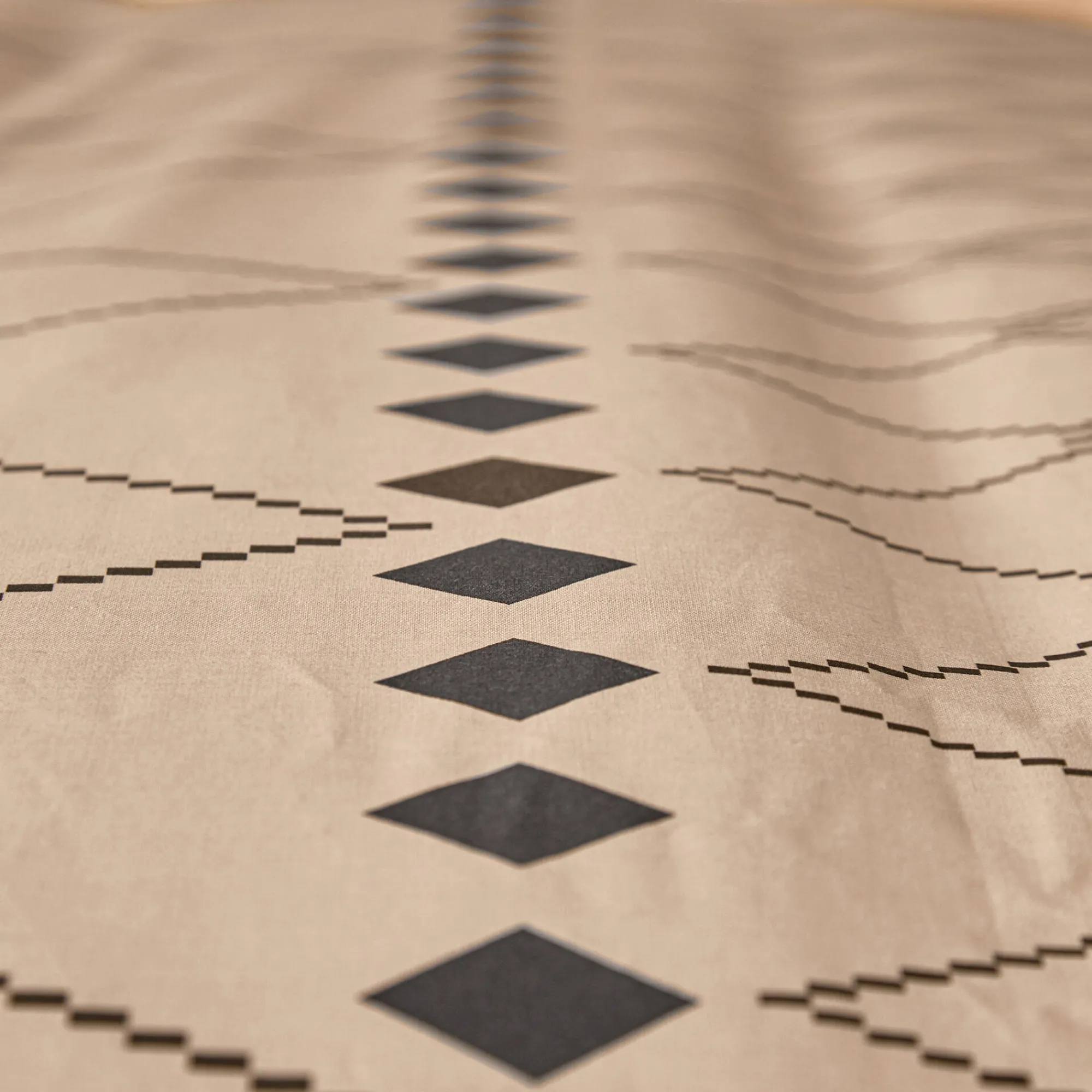 Fantasie Bedlinnen|Vlak Laken<Blancheporte Bedlinnen Massai, in katoen met grafische motieven, afgewerkt met pompons beige