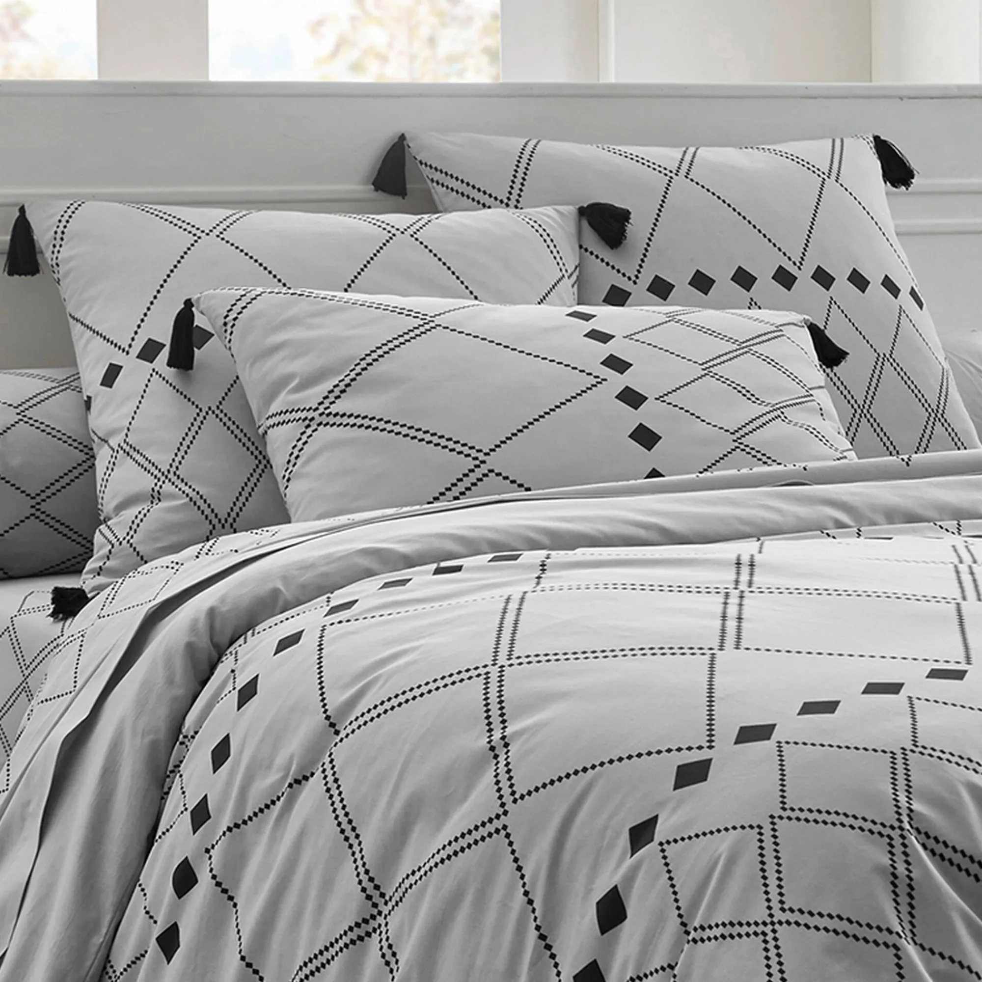 Fantasie Bedlinnen|Vlak Laken<Blancheporte Bedlinnen Massai, in katoen met grafische motieven, afgewerkt met pompons grijs