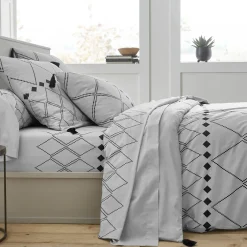 Fantasie Bedlinnen|Vlak Laken<Blancheporte Bedlinnen Massai, in katoen met grafische motieven, afgewerkt met pompons grijs
