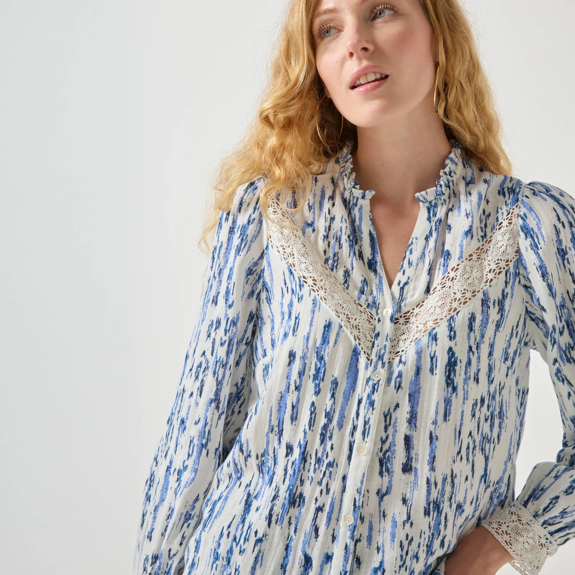 Bloes En Tuniek<Blancheporte Bedrukte bloes met knopen in tetrastof en macramé wit / blauw