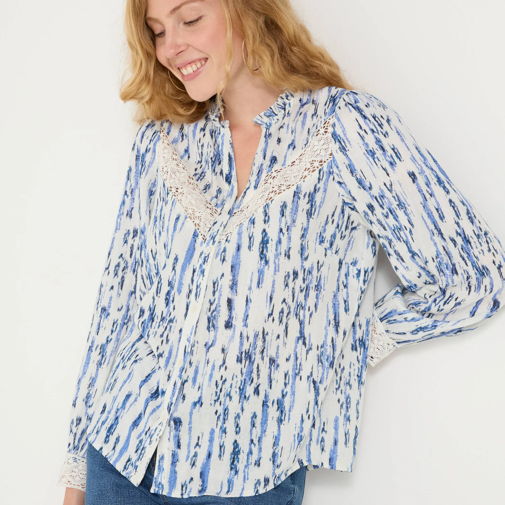 Bloes En Tuniek<Blancheporte Bedrukte bloes met knopen in tetrastof en macramé wit / blauw