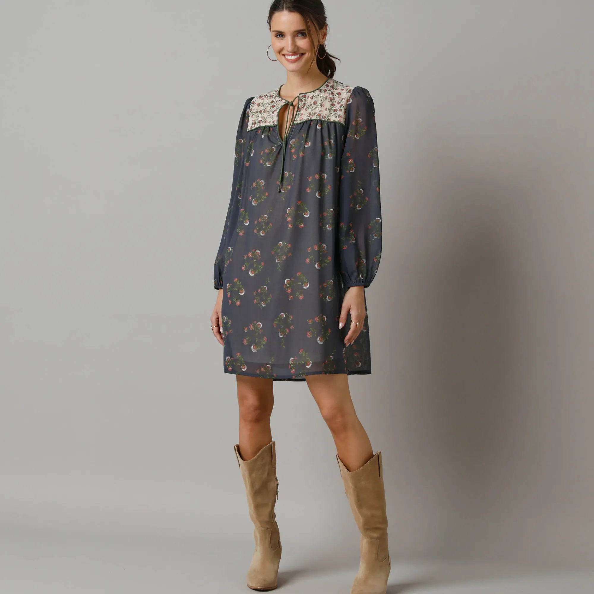 Jurk<Lora Zellini Bedrukte, korte jurk, bloezende mouwen grijs / beige