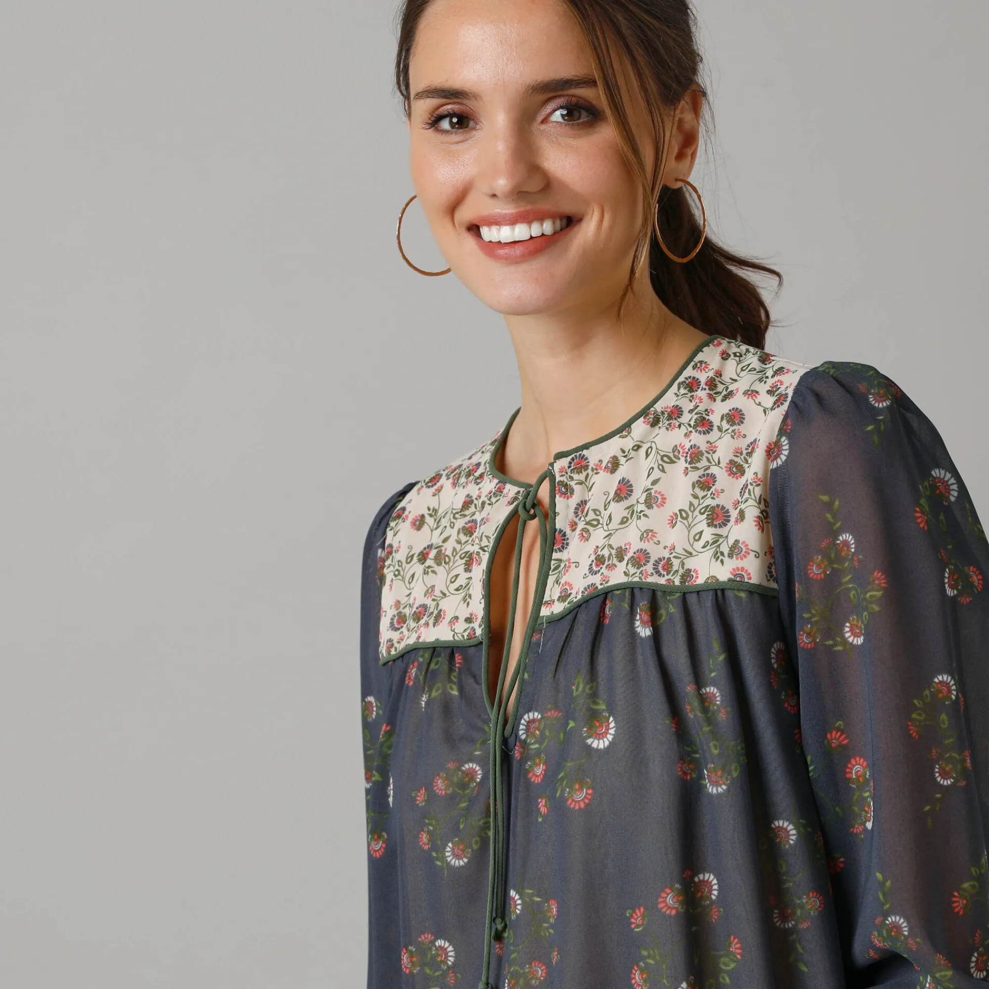 Jurk<Lora Zellini Bedrukte, korte jurk, bloezende mouwen grijs / beige