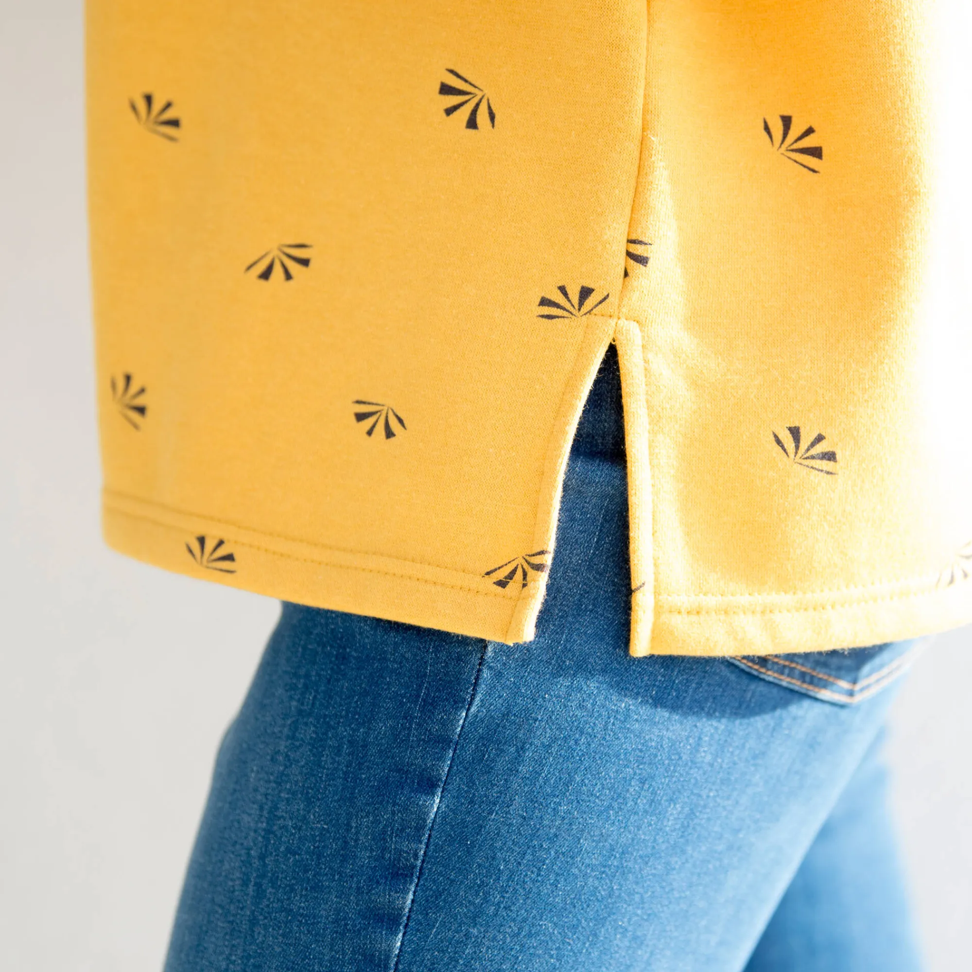 Trui En Vest<Blancheporte Bedrukte sweater met kap in molton kerrie