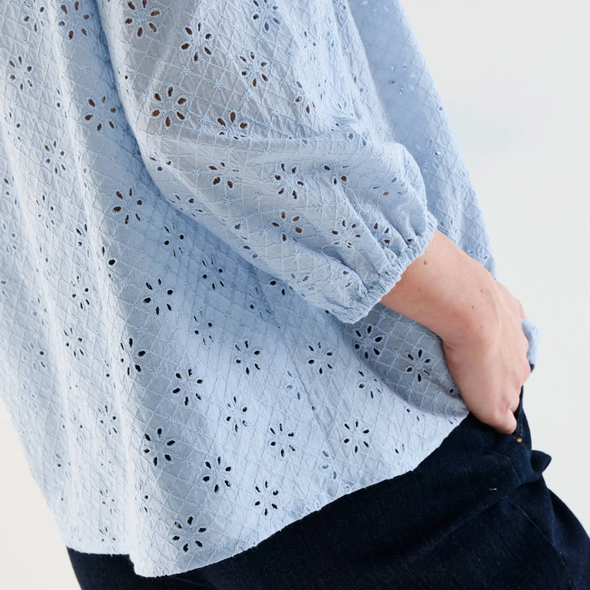 Bloes En Tuniek<Blancheporte Bloes met broderie anglaise, smokwerk en stroken aan de hals hemelsblauw