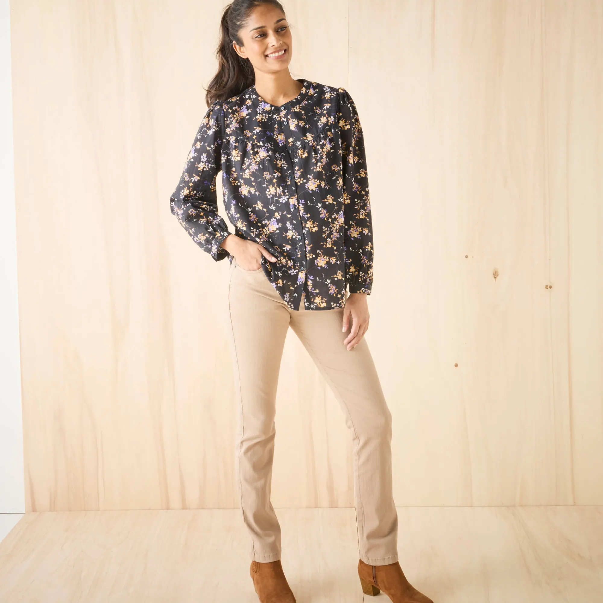 Bloes En Tuniek<Blancheporte Bloes met knopen en ronde hals, bloemenprint zwart / honing