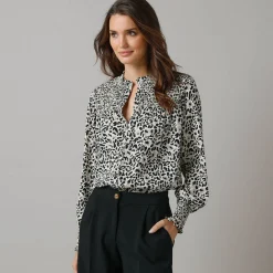 Feestoutfits Dames|Bloes En Tuniek<Lora Zellini Bloes met luipaardprint, details in smokwerk ecru / grijs
