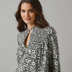 Feestoutfits Dames|Bloes En Tuniek<Lora Zellini Bloes met luipaardprint, details in smokwerk ecru / grijs