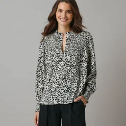 Feestoutfits Dames|Bloes En Tuniek<Lora Zellini Bloes met luipaardprint, details in smokwerk ecru / grijs
