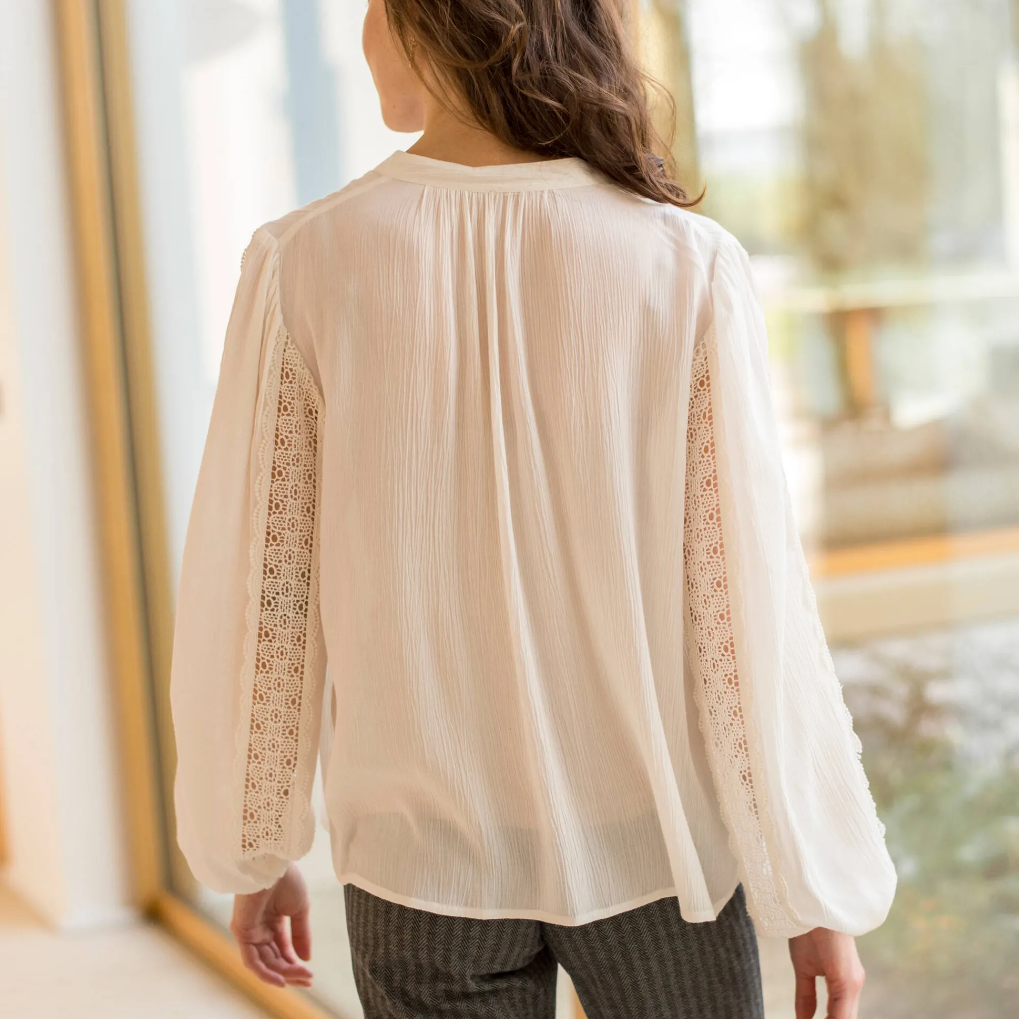 Bloes En Tuniek<Blancheporte Bloes met officierskraag en macramé, soepele crepon gebroken wit