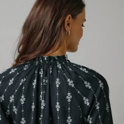 Feestoutfits Dames|Bloes En Tuniek<Lora Zellini Bloes met ruchekraag, bedrukte crêpe zwart / ecru