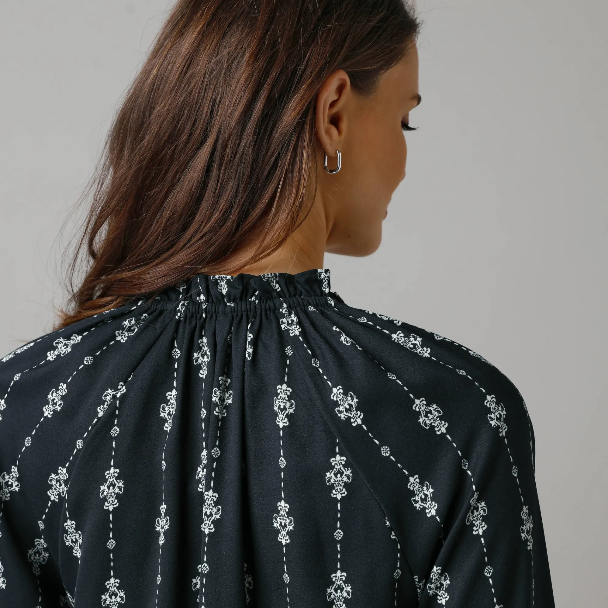 Feestoutfits Dames|Bloes En Tuniek<Lora Zellini Bloes met ruchekraag, bedrukte crêpe zwart / ecru
