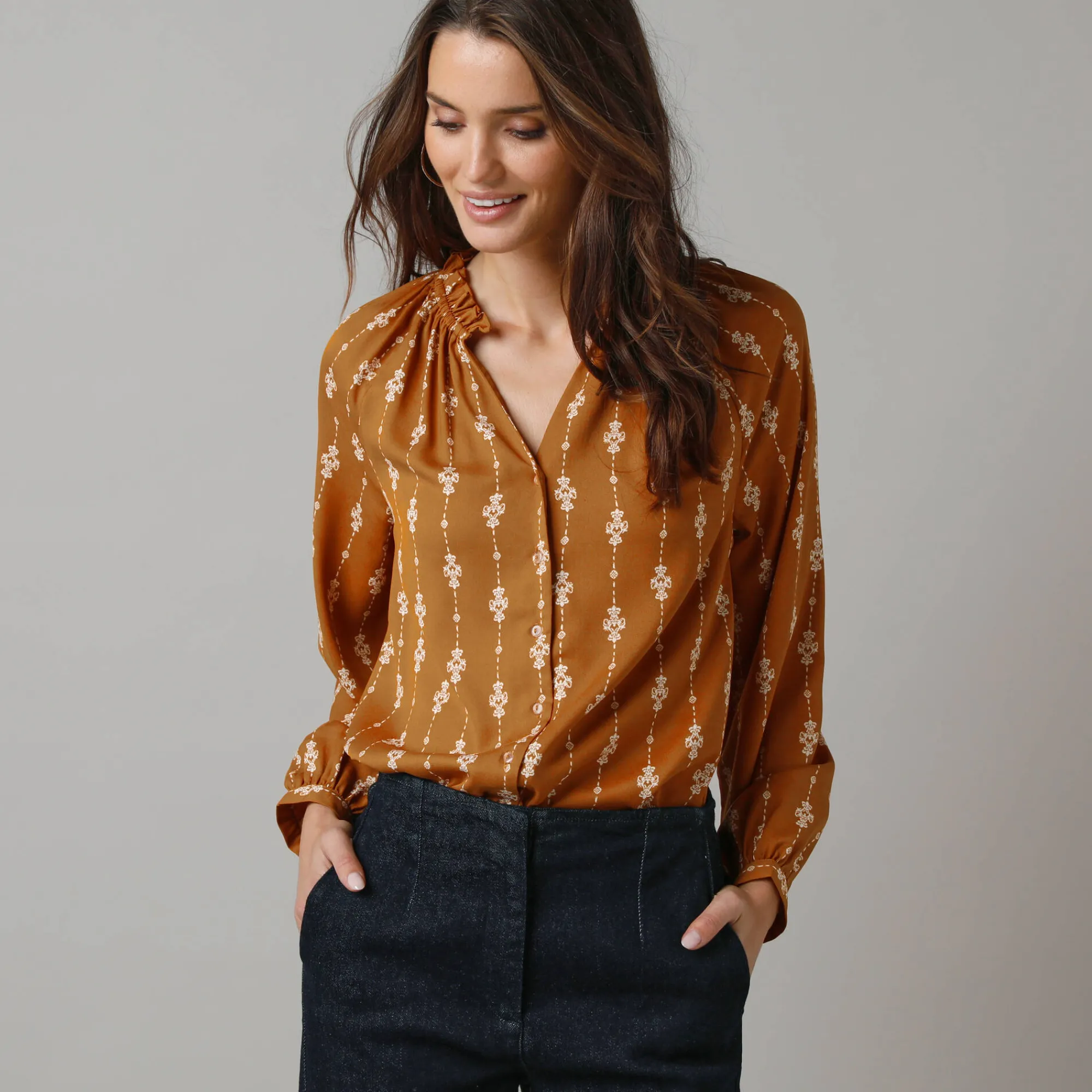 Feestoutfits Dames|Bloes En Tuniek<Lora Zellini Bloes met ruchekraag, bedrukte crêpe honing / ecru