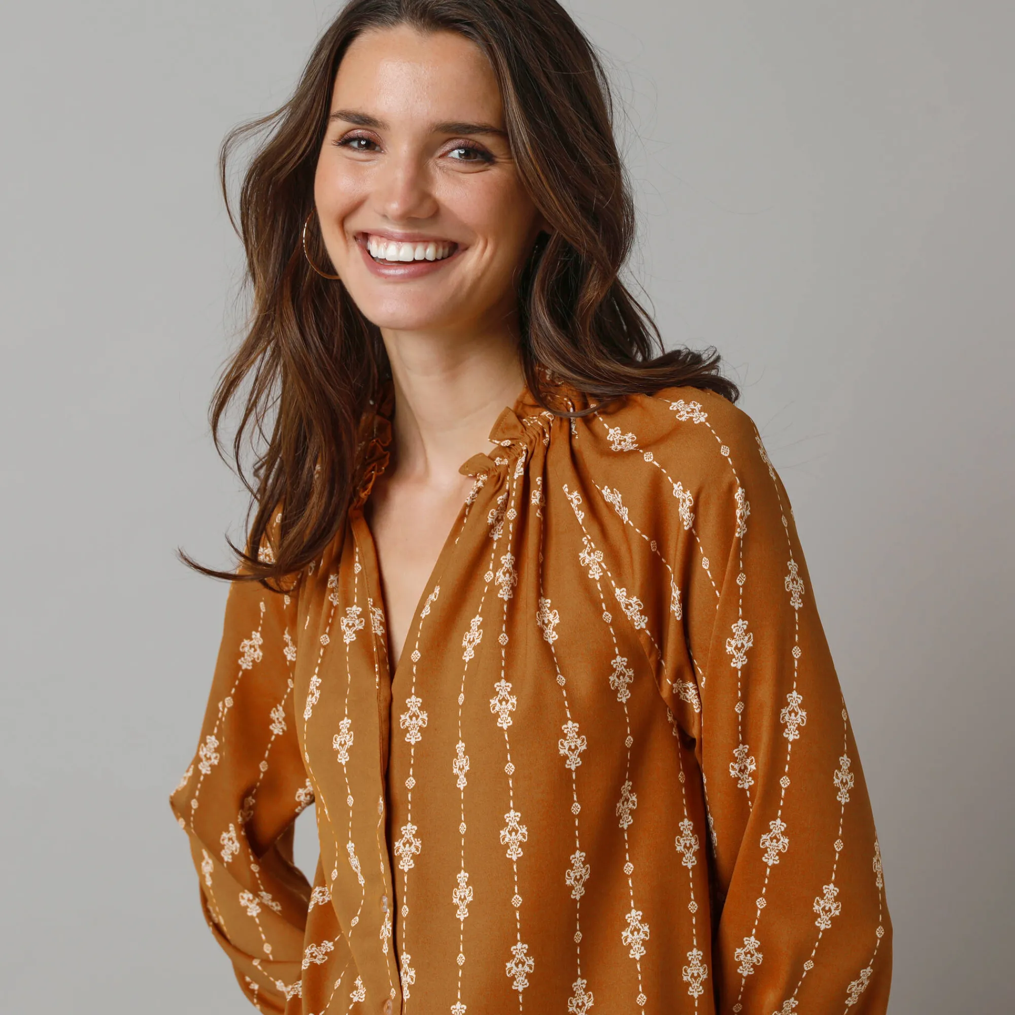 Feestoutfits Dames|Bloes En Tuniek<Lora Zellini Bloes met ruchekraag, bedrukte crêpe honing / ecru