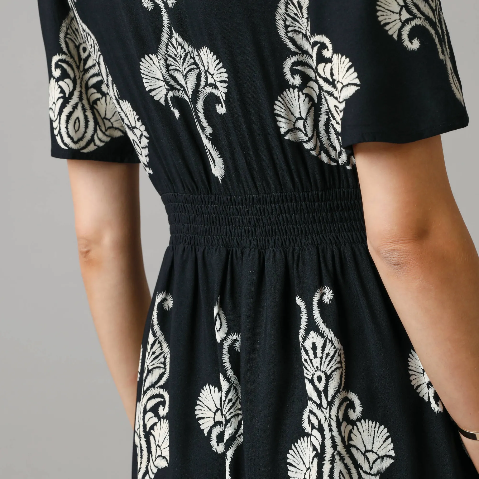 Jurk<Lora Zellini Bohemian lange jurk, print met borduureffect zwart / beige