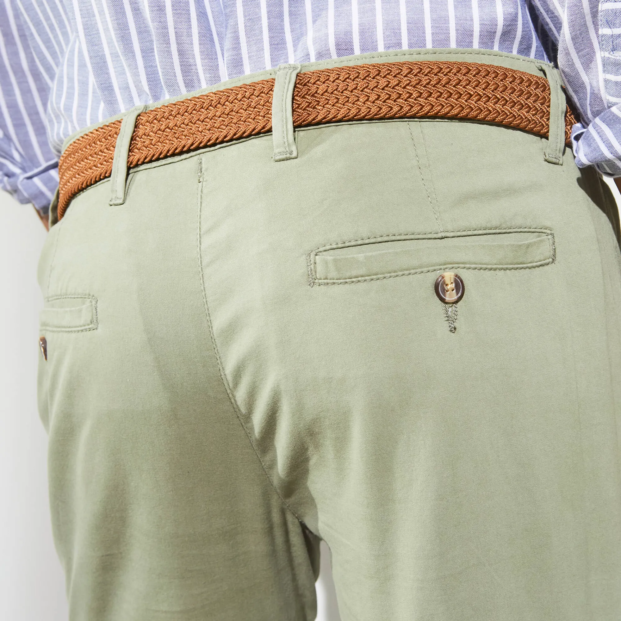 Broek<Blancheporte Chino broek, afgerond onder de buik lichtkaki