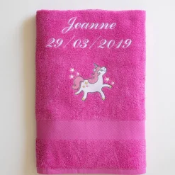 Badhanddoek|Handdoek En Badlaken Kids<Colombine des petits Collectie in badstof voor kids, geborduurde eenhoorn, gepersonaliseerd fuchsia