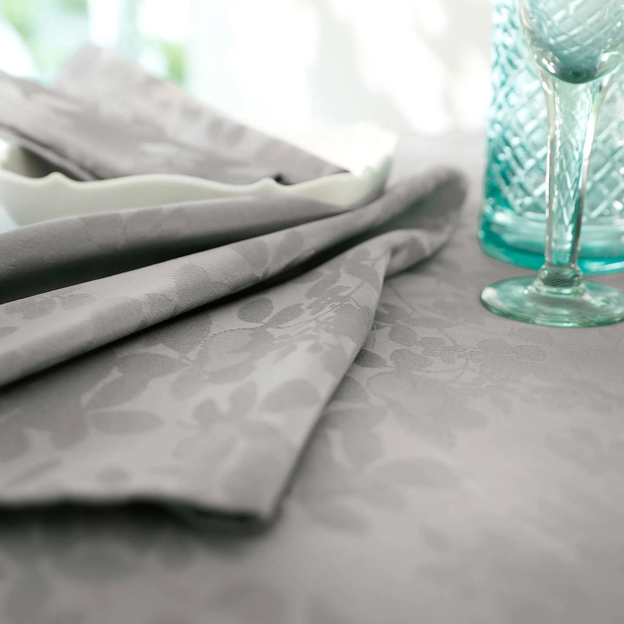 Feesttafel|Tafellaken En Tafelloper<Colombine Damast tafellaken met bladerenprint ® parelgrijs