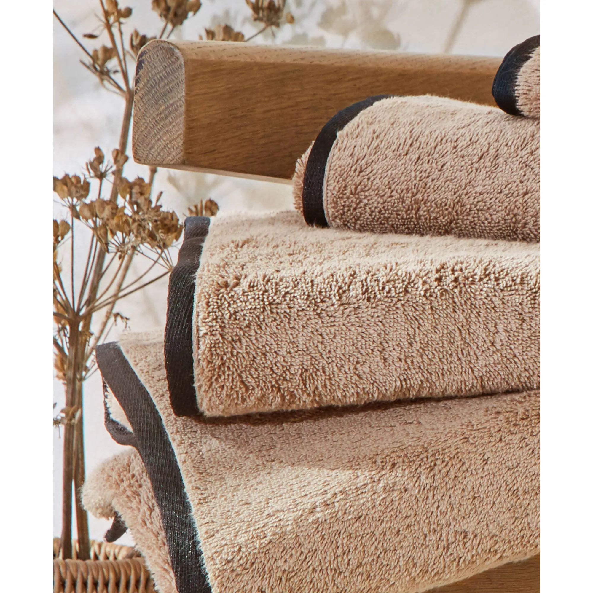 Badhanddoek<Colombine Effen badstof 540g/m2, luxe comfort, 'Timeless' collectie beige