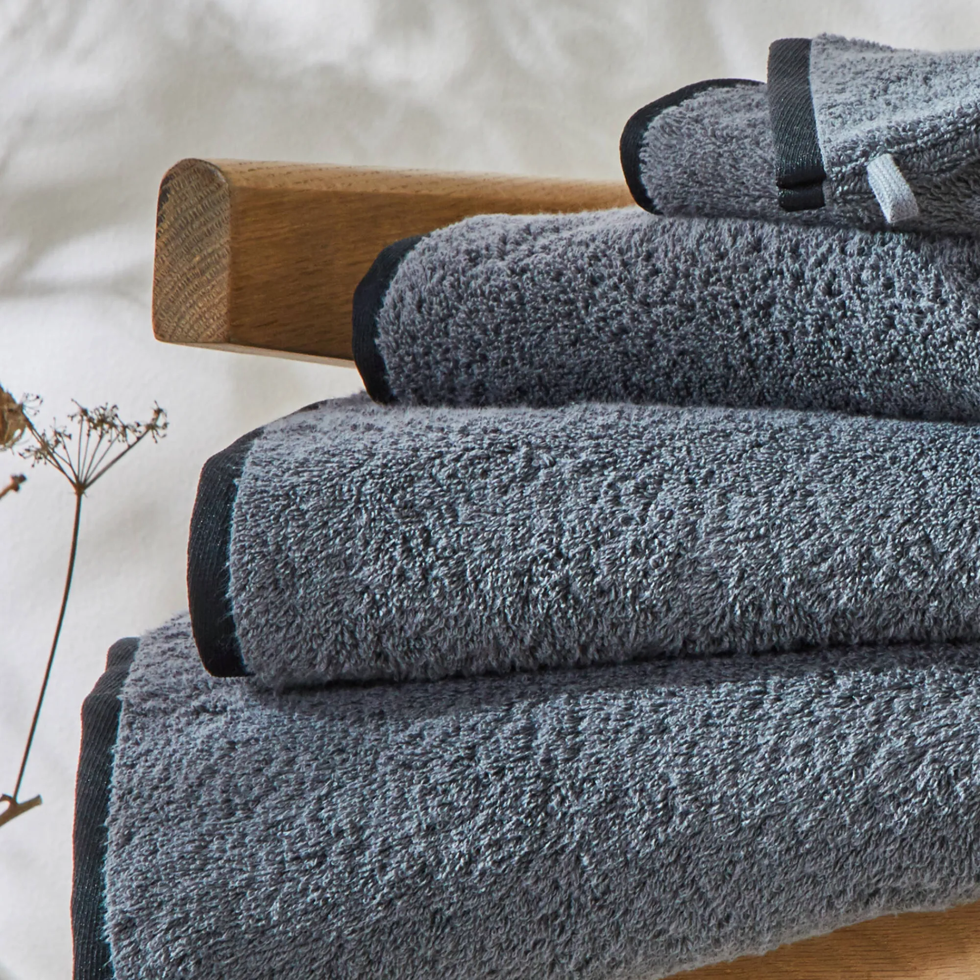 Badhanddoek<Colombine Effen badstof 540g/m2, luxe comfort, 'Timeless' collectie CARBONGRIJS