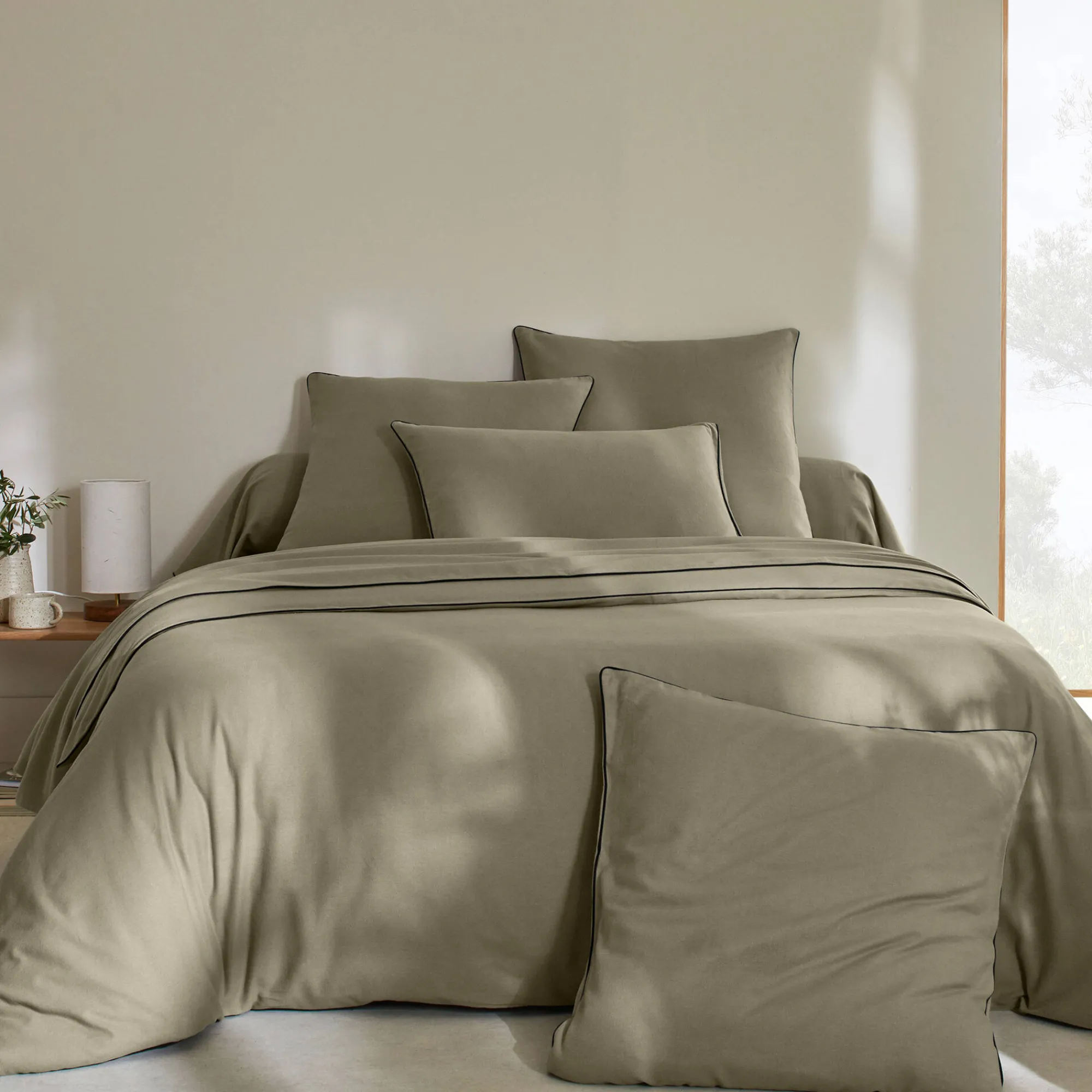 Effen Bedlinnen|Vlak Laken<Colombine Effen bedlinnen in flanel met contrasterend biesje, 'Timeless' collectie eucalyptus