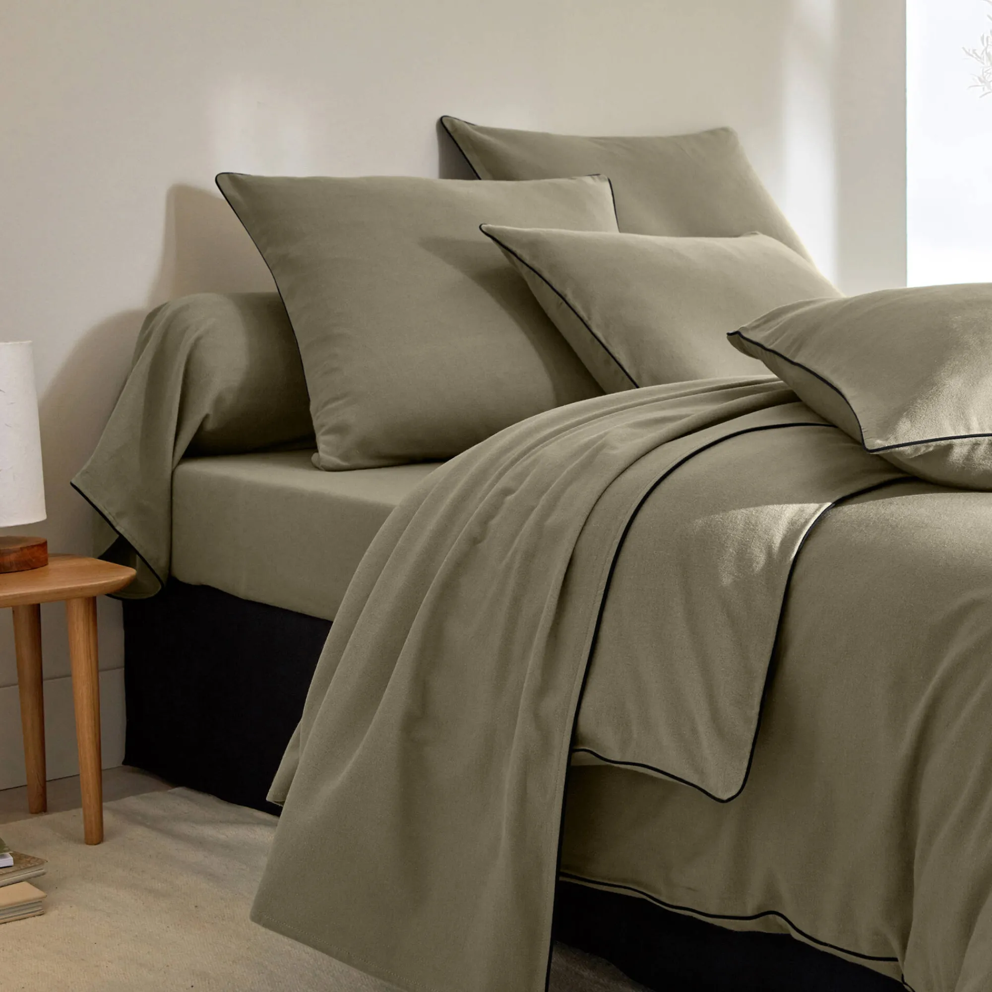 Effen Bedlinnen|Vlak Laken<Colombine Effen bedlinnen in flanel met contrasterend biesje, 'Timeless' collectie eucalyptus