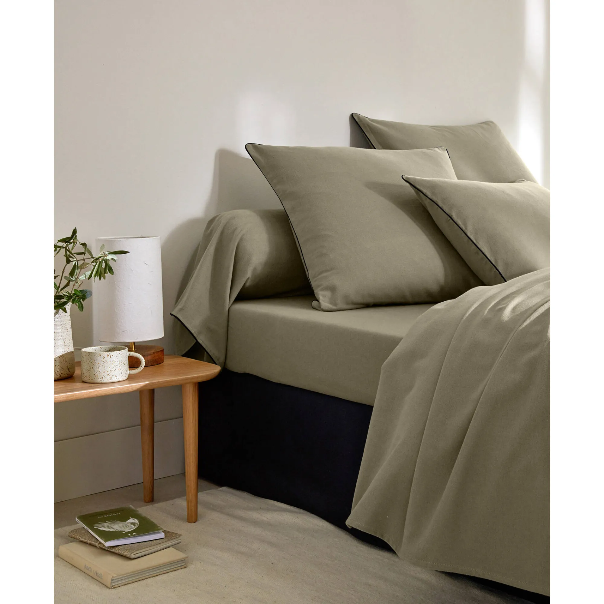 Effen Bedlinnen|Vlak Laken<Colombine Effen bedlinnen in flanel met contrasterend biesje, 'Timeless' collectie eucalyptus