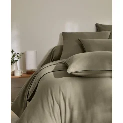 Effen Bedlinnen|Vlak Laken<Colombine Effen bedlinnen in flanel met contrasterend biesje, 'Timeless' collectie eucalyptus