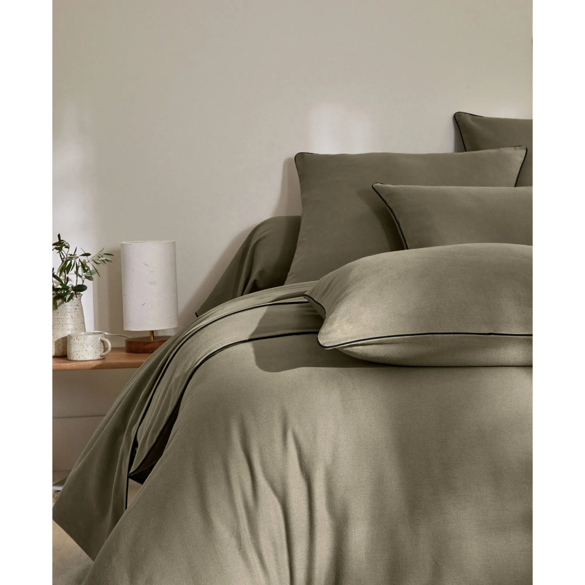 Effen Bedlinnen|Vlak Laken<Colombine Effen bedlinnen in flanel met contrasterend biesje, 'Timeless' collectie eucalyptus