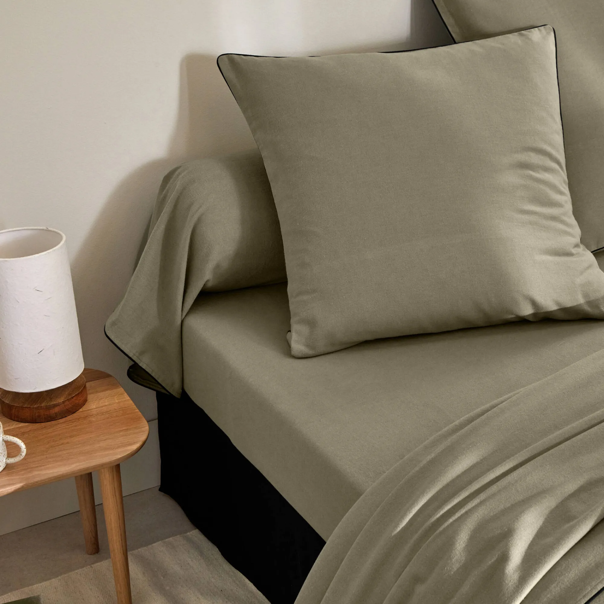 Effen Bedlinnen|Vlak Laken<Colombine Effen bedlinnen in flanel met contrasterend biesje, 'Timeless' collectie eucalyptus