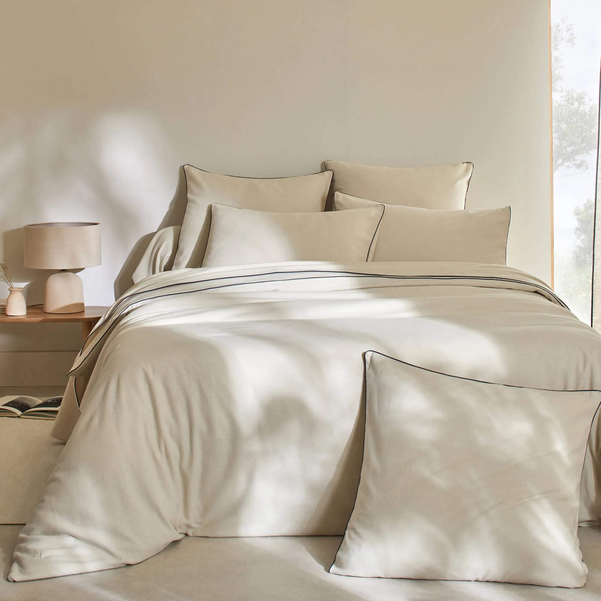 Effen Bedlinnen|Vlak Laken<Colombine Effen bedlinnen in flanel met contrasterend biesje, 'Timeless' collectie beige