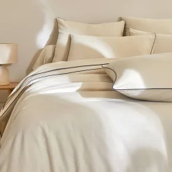 Effen Bedlinnen|Vlak Laken<Colombine Effen bedlinnen in flanel met contrasterend biesje, 'Timeless' collectie beige