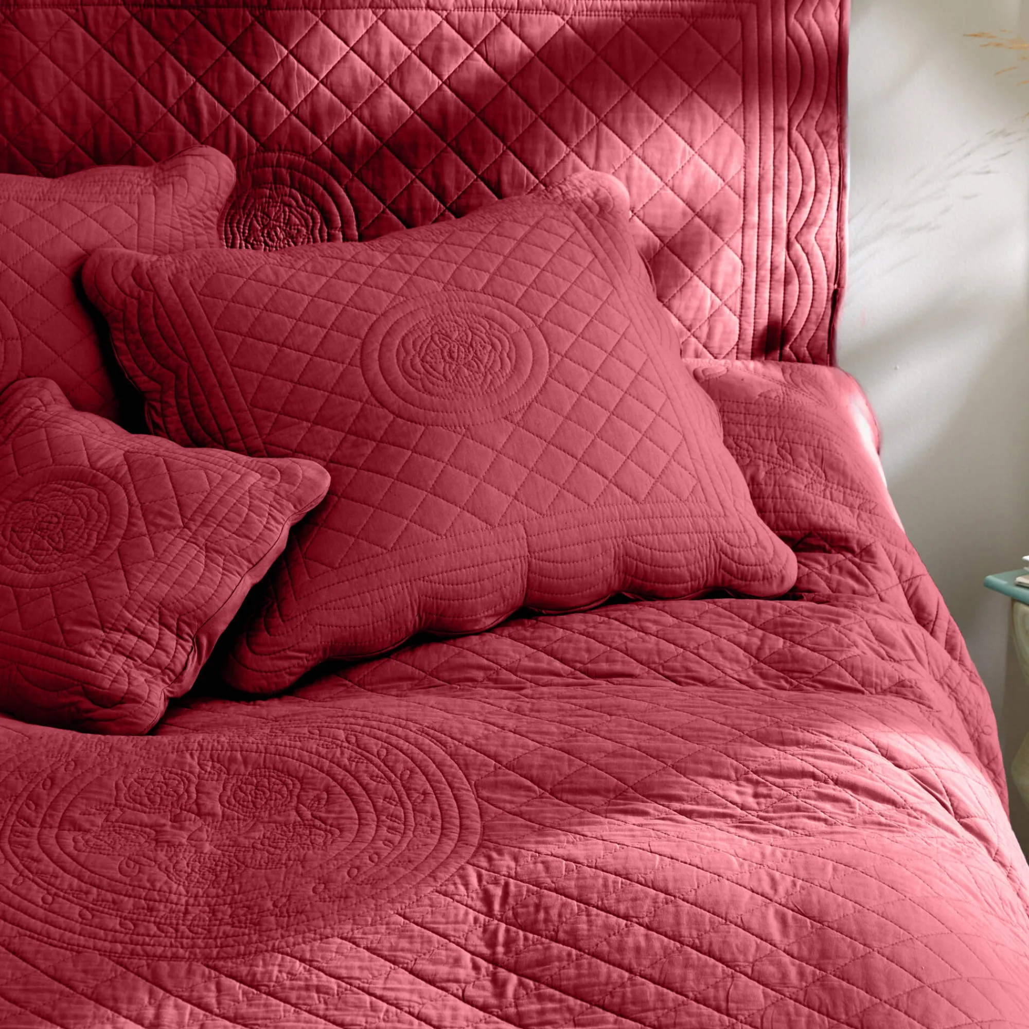 Deken En Bedsprei|Deken, Boutis En Bedsprei<Colombine Effen bedsprei in boutisstijl Cassandre kersenrood