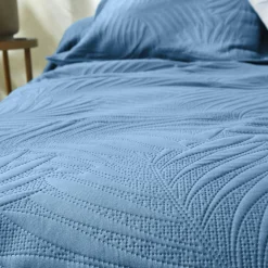 Deken En Bedsprei|Deken, Boutis En Bedsprei<Blancheporte Effen, gematelasseerd deken met 'bladeren' print in reliëf grijsblauw