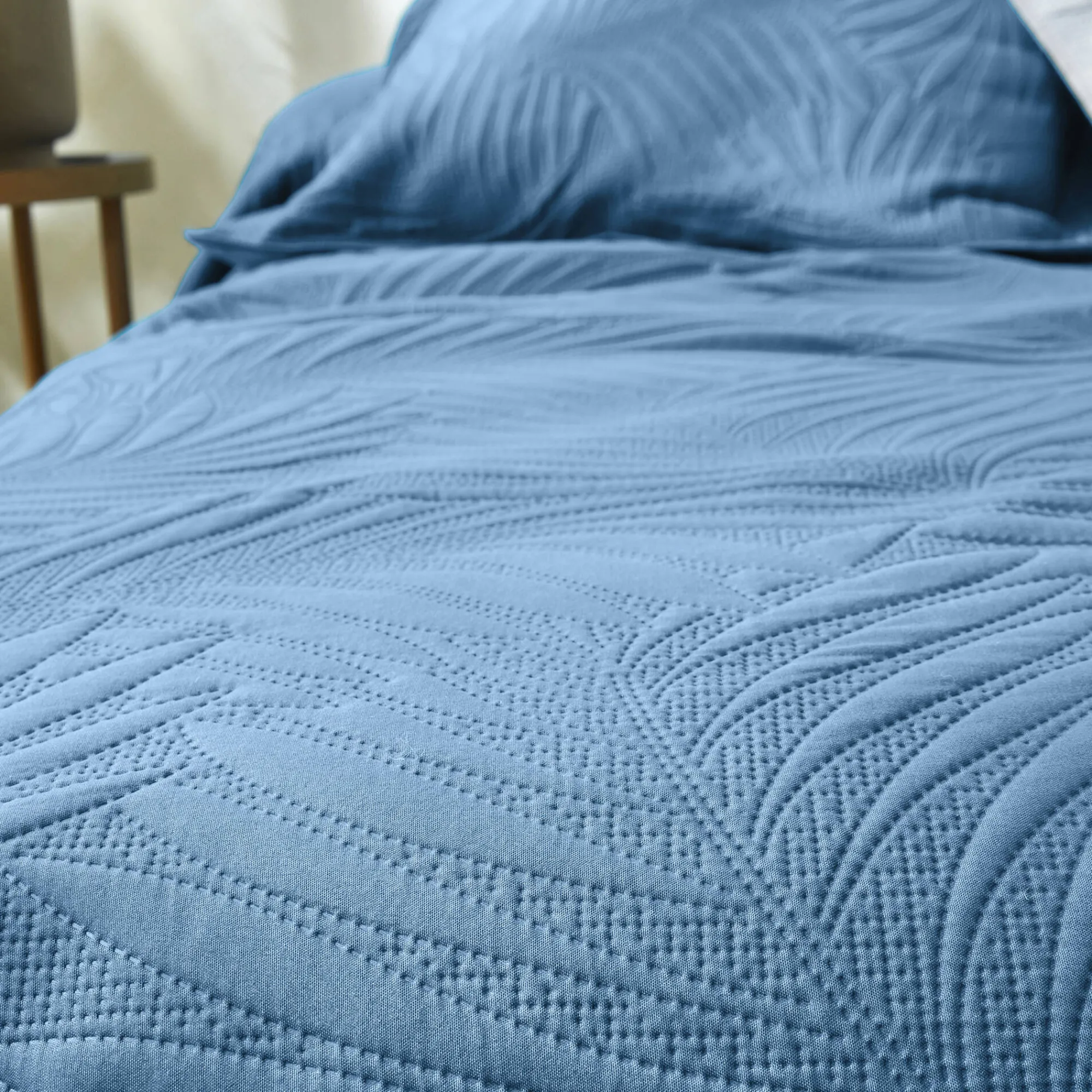 Deken En Bedsprei|Deken, Boutis En Bedsprei<Blancheporte Effen, gematelasseerd deken met 'bladeren' print in reliëf grijsblauw