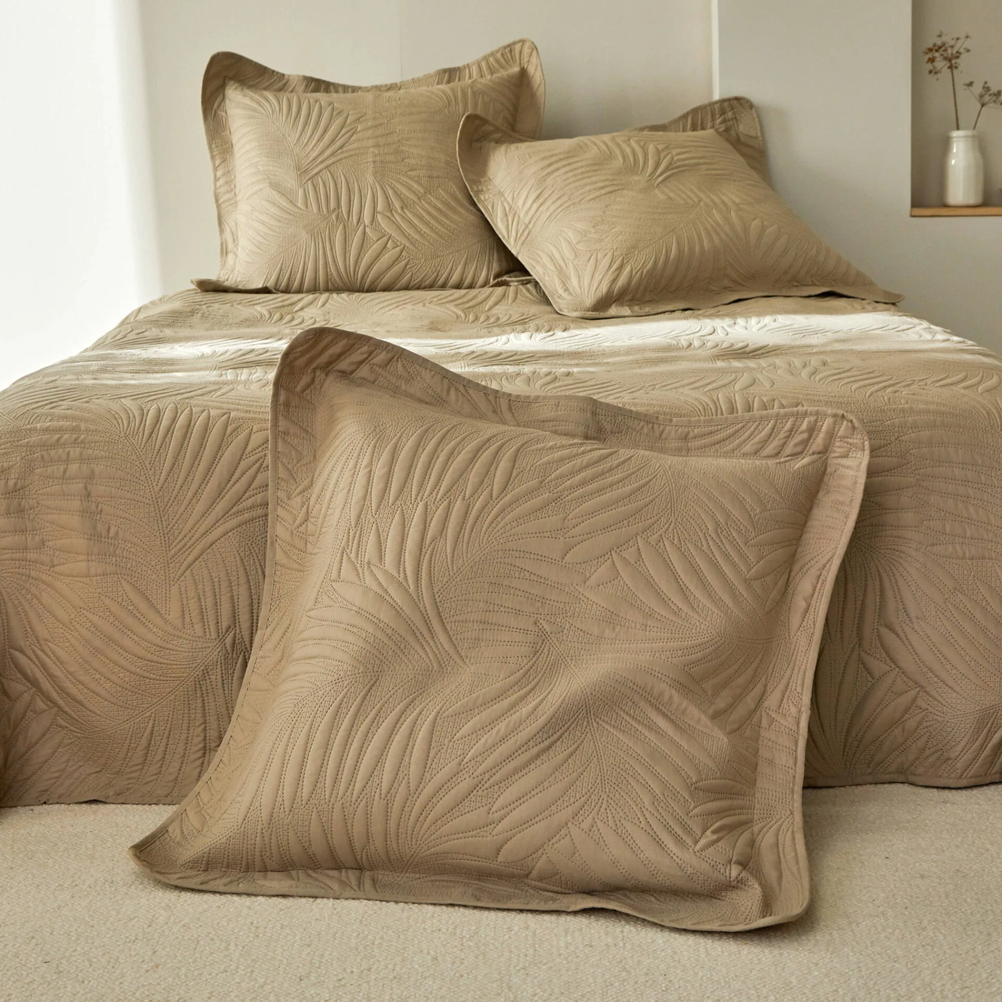 Deken En Bedsprei|Deken, Boutis En Bedsprei<Blancheporte Effen, gematelasseerd deken met 'bladeren' print in reliëf grijsbeige