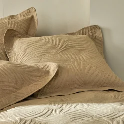 Deken En Bedsprei|Deken, Boutis En Bedsprei<Blancheporte Effen, gematelasseerd deken met 'bladeren' print in reliëf grijsbeige