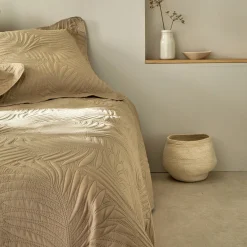 Deken En Bedsprei|Deken, Boutis En Bedsprei<Blancheporte Effen, gematelasseerd deken met 'bladeren' print in reliëf grijsbeige