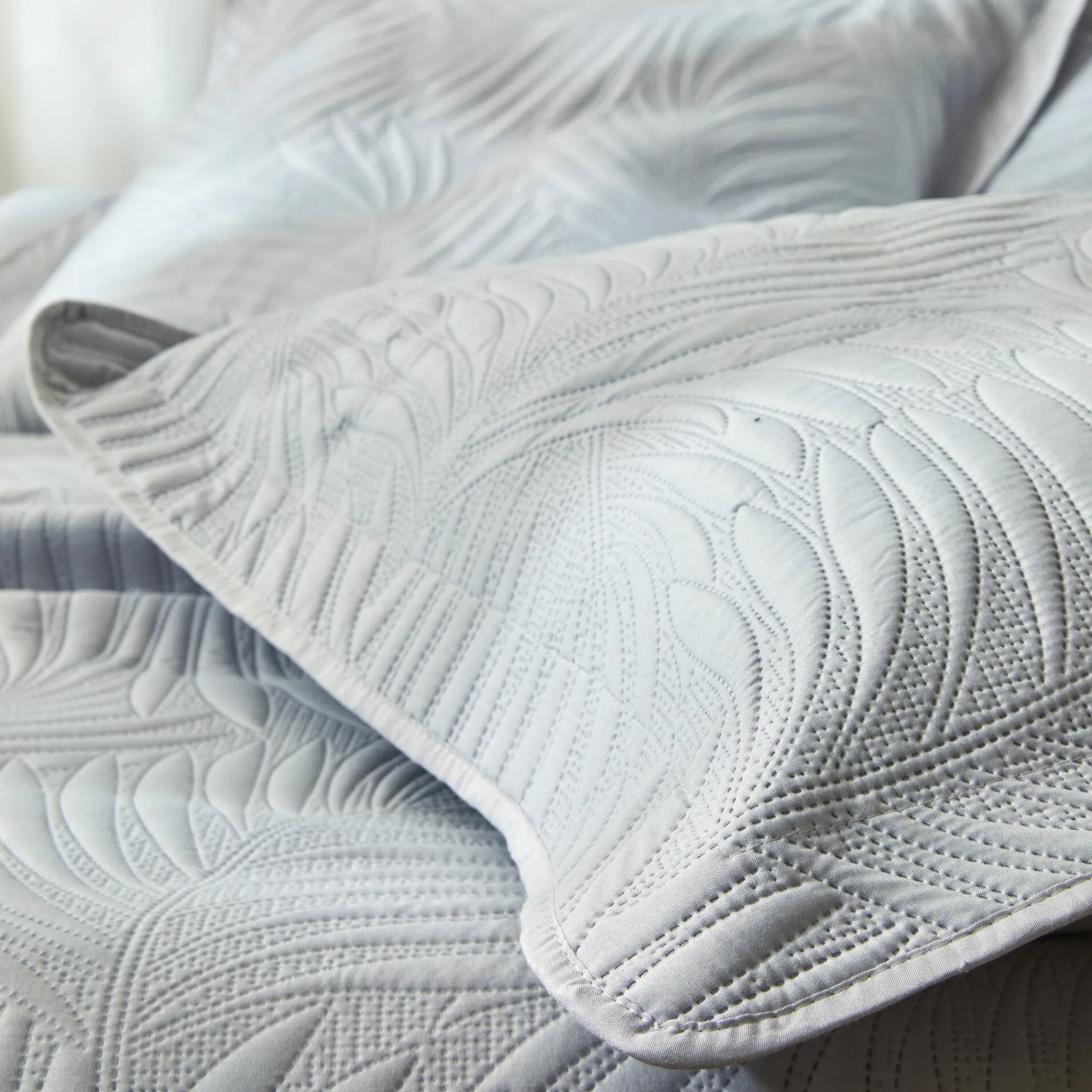Deken En Bedsprei|Deken, Boutis En Bedsprei<Blancheporte Effen, gematelasseerd deken met 'bladeren' print in reliëf parelgrijs