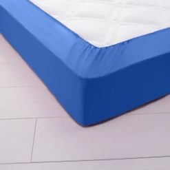 Hoeslaken<Colombine Effen hoeslaken in polyester-katoen, hoekdiepte 32 cm oceaanblauw
