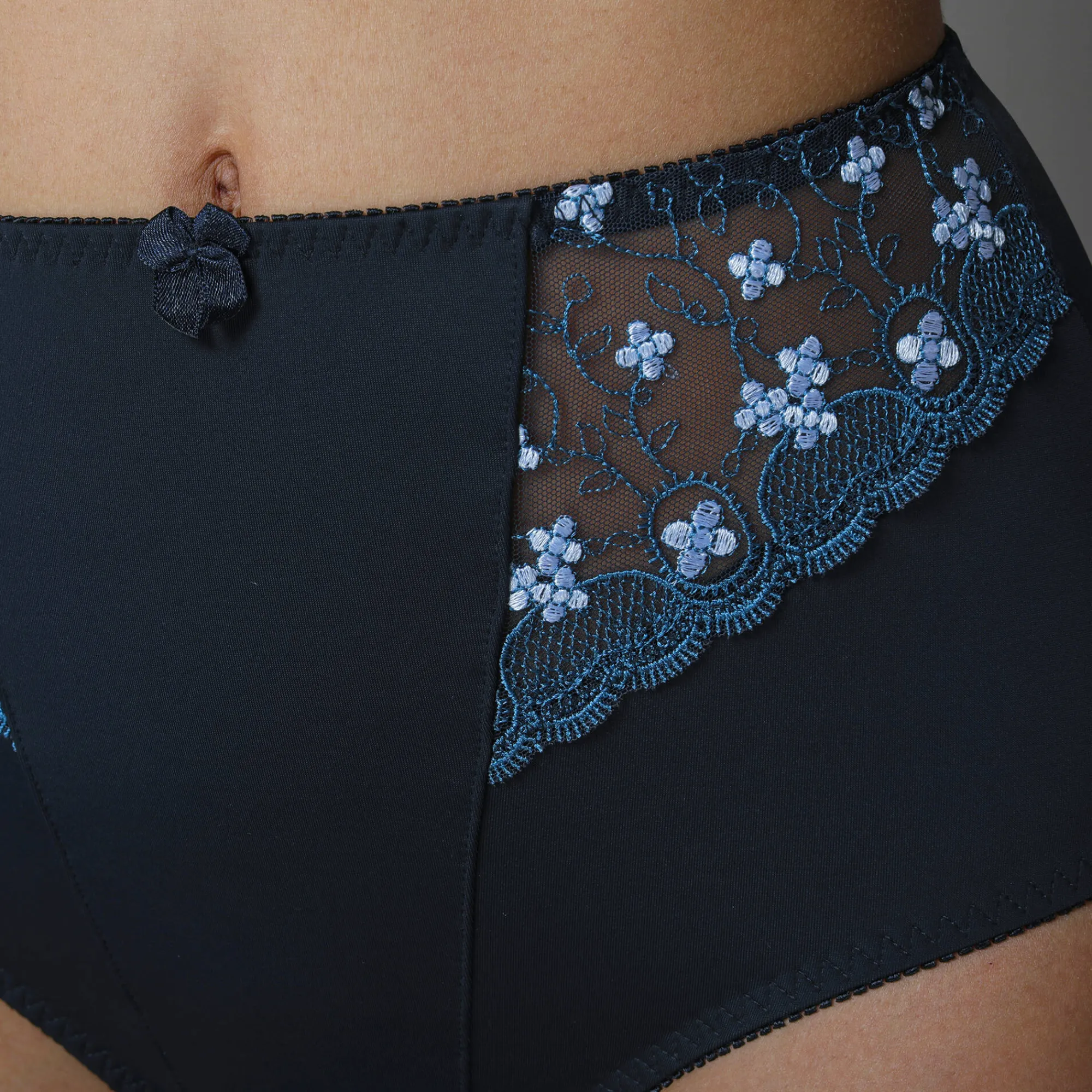 Slip En Shorty<Confidence Lingerie Gaineslip in microvezel en geborduurde tule Caminata marine
