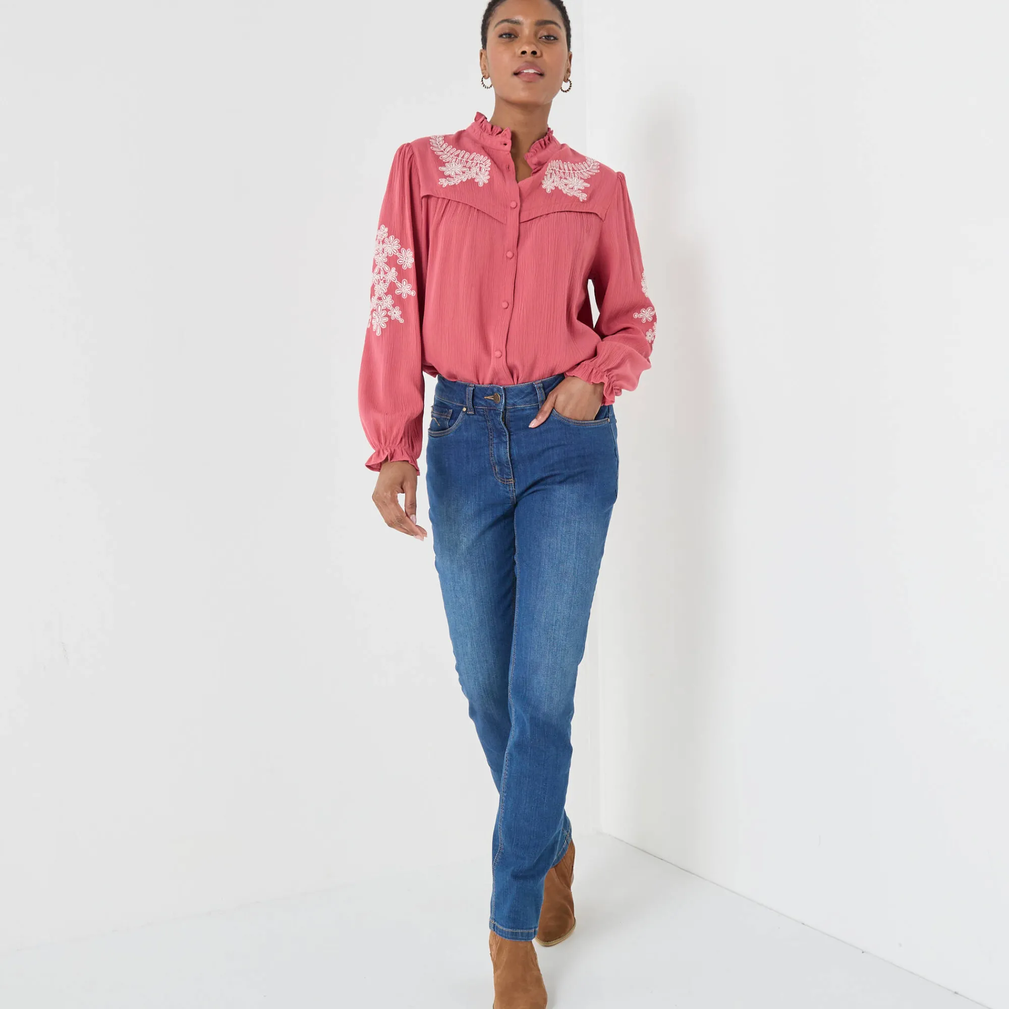 Bloes En Tuniek<Blancheporte Geborduurde bloes met ruchekraag, crepon rozenhout / ecru