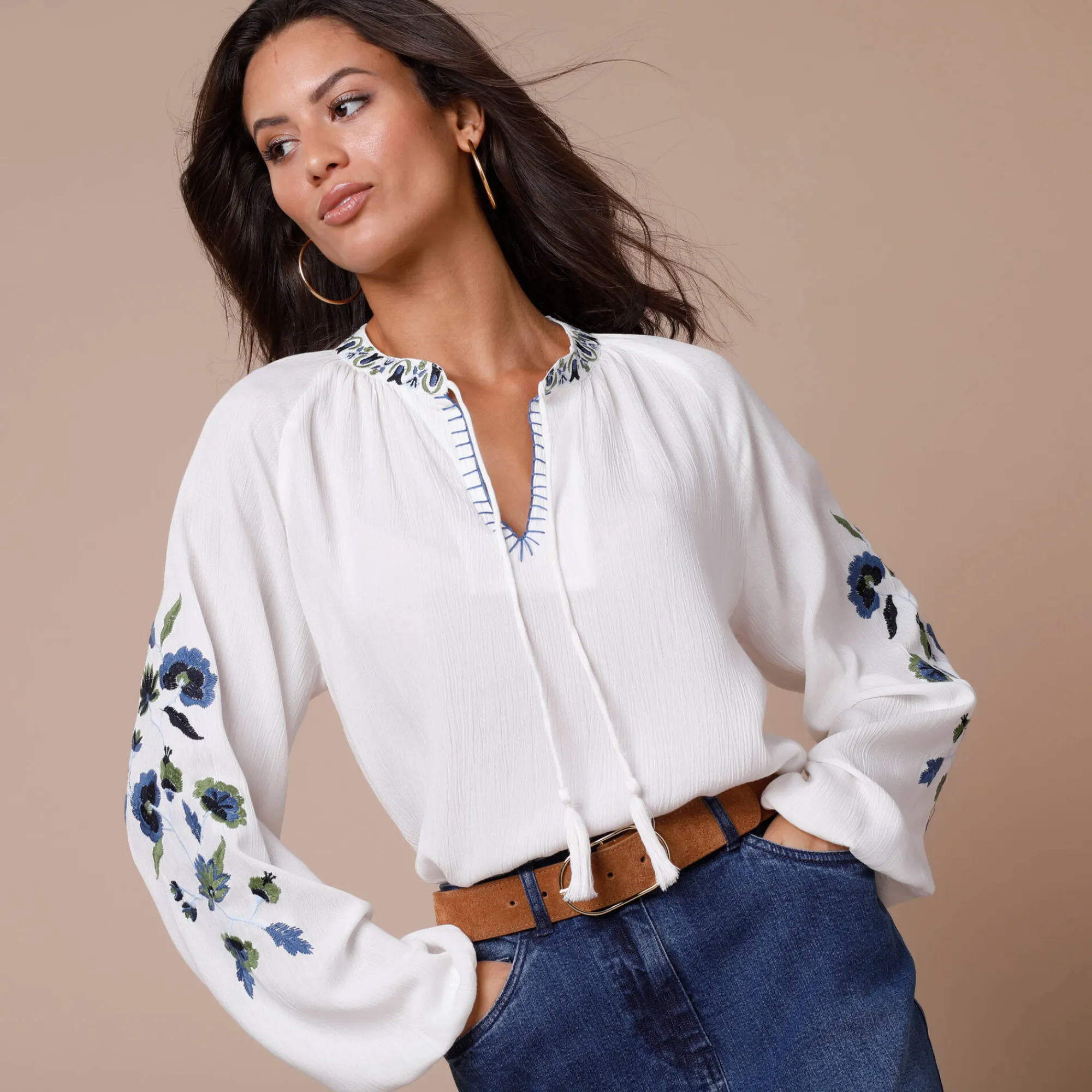 Bloes En Tuniek<Lora Zellini Geborduurde bloes, ronde hals ecru / blauw