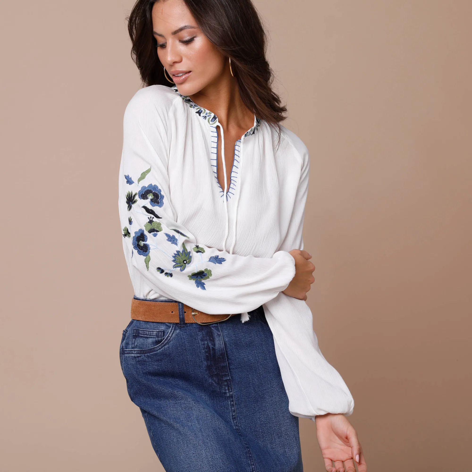 Bloes En Tuniek<Lora Zellini Geborduurde bloes, ronde hals ecru / blauw