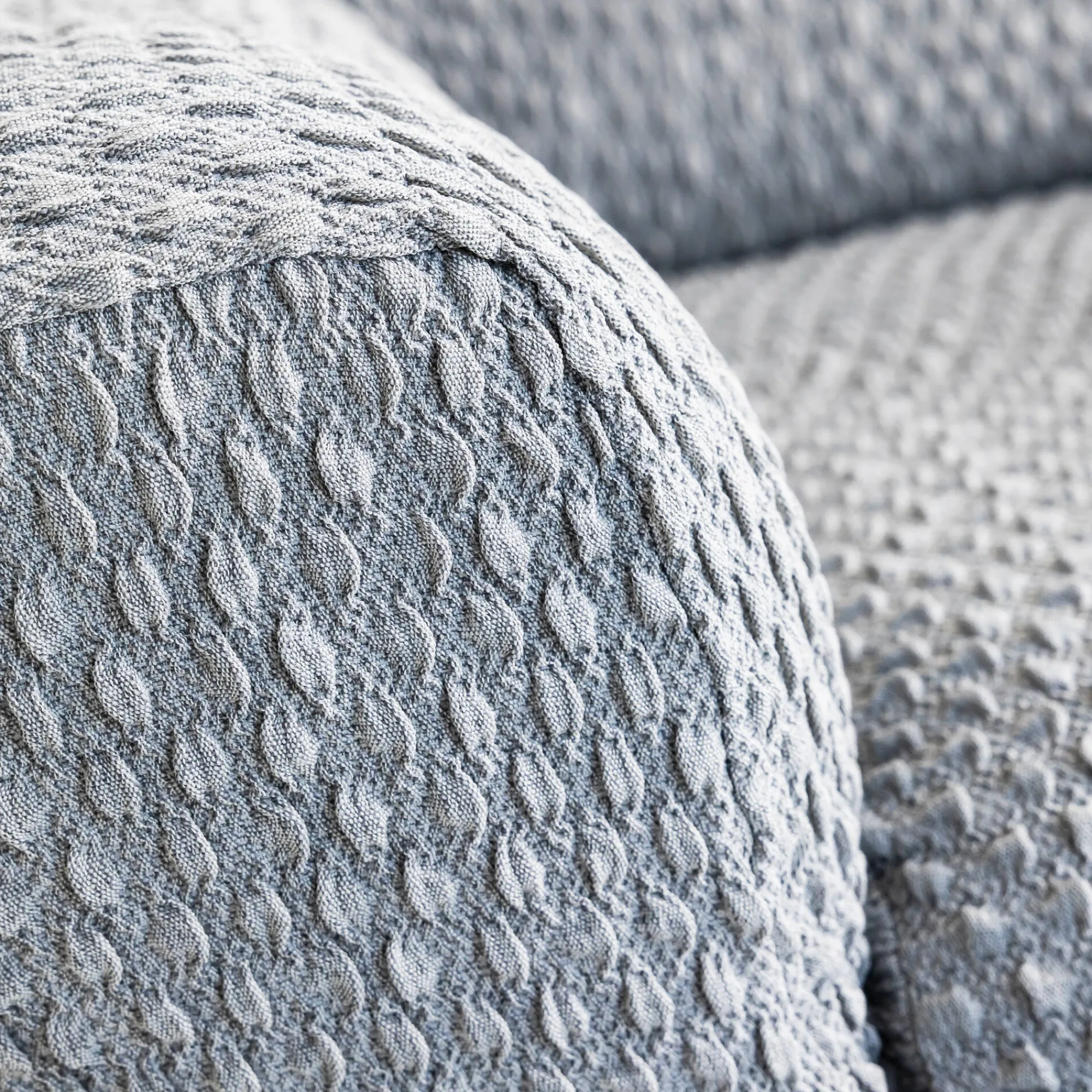 Zitbankhoes<Blancheporte Gewafelde, bi-rekbare hoes voor zitbank en fauteuil met armleuningen grijs