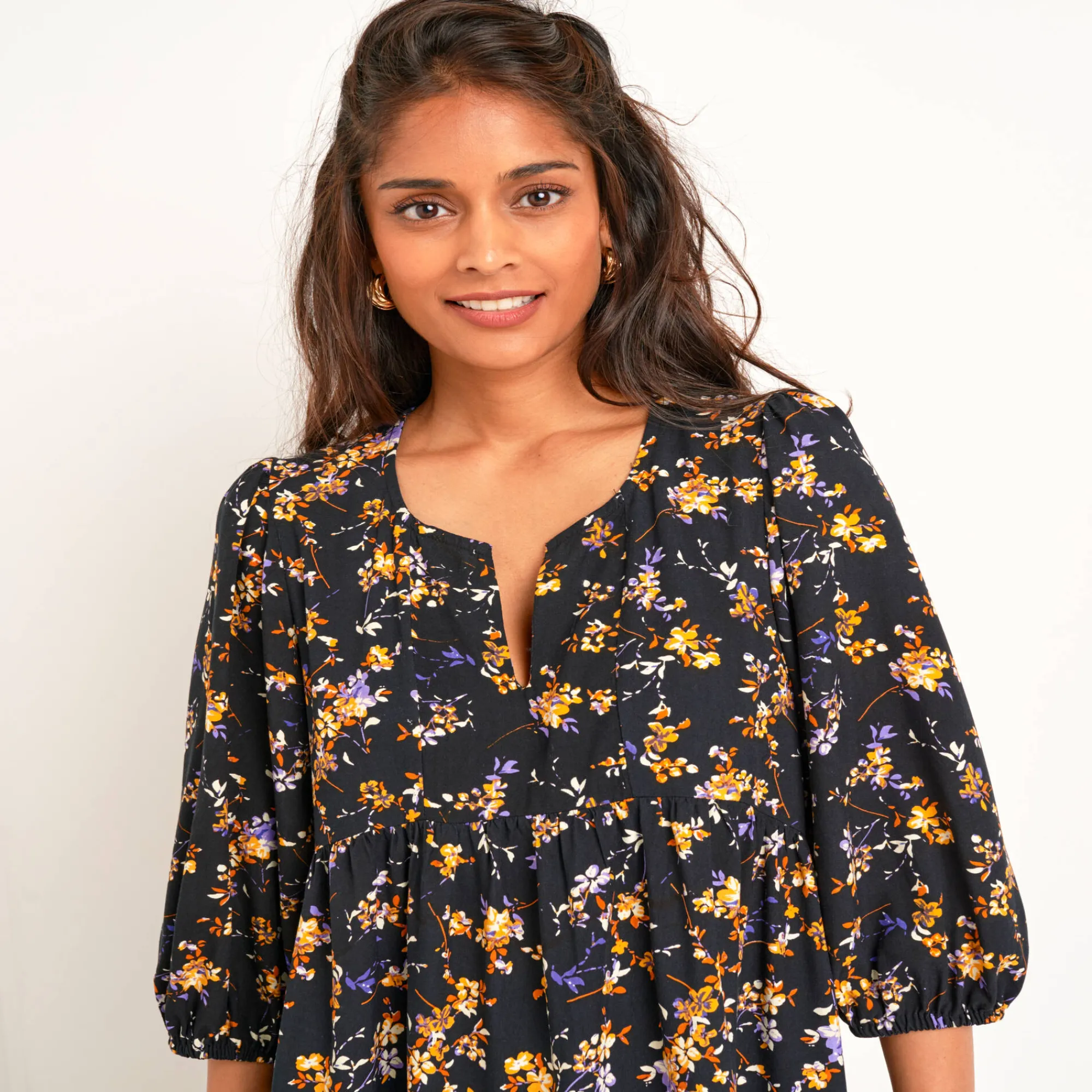 Jurk<Blancheporte Jurk met bloezende mouwen, bloemenprint zwart / honing