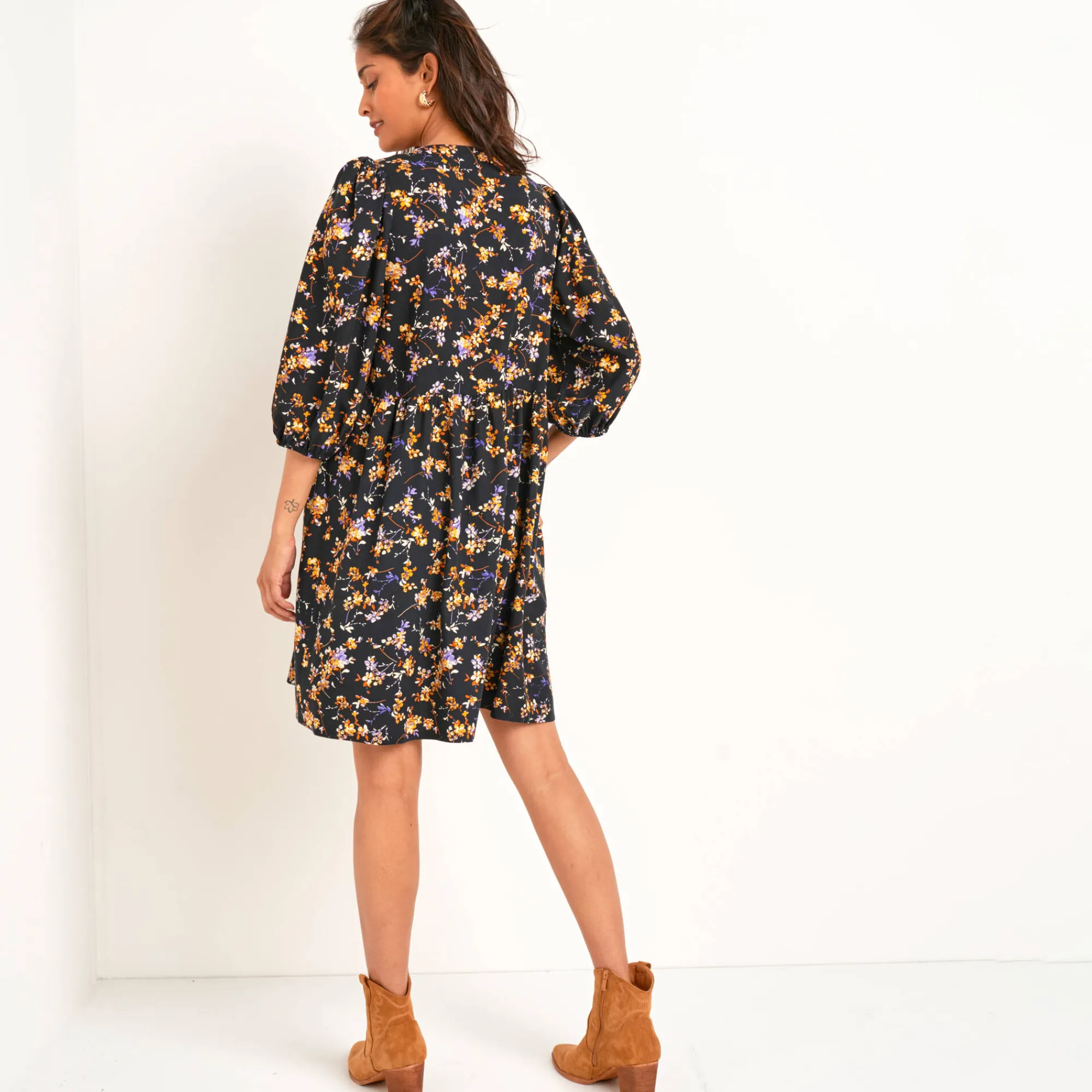 Jurk<Blancheporte Jurk met bloezende mouwen, bloemenprint zwart / honing